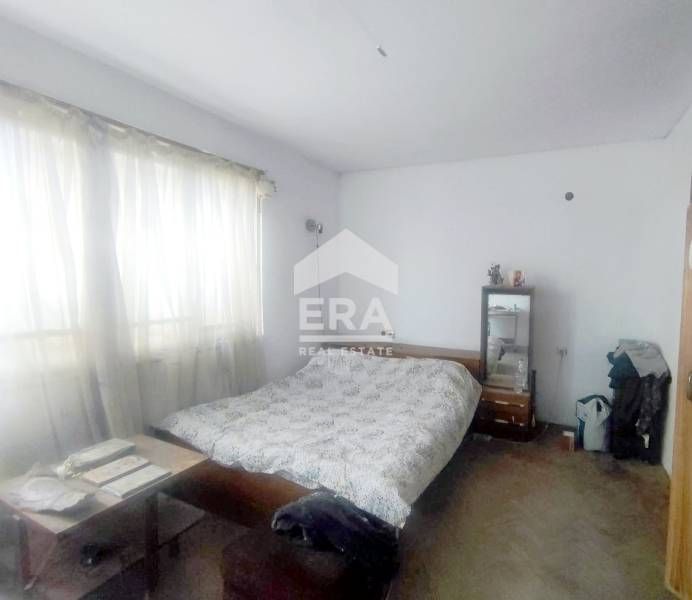 Тристаен апартамент в кв. Дружба 1