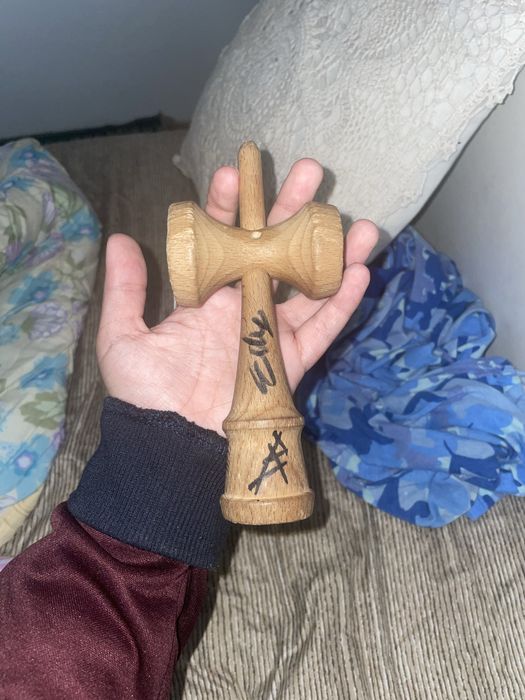 Kendama europe semnata de jucatori de kendama