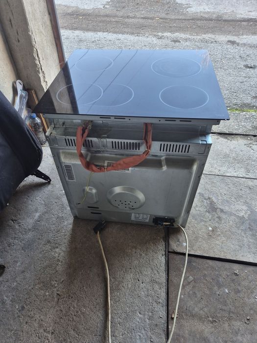 Фурна за вграждане с керамичен плот