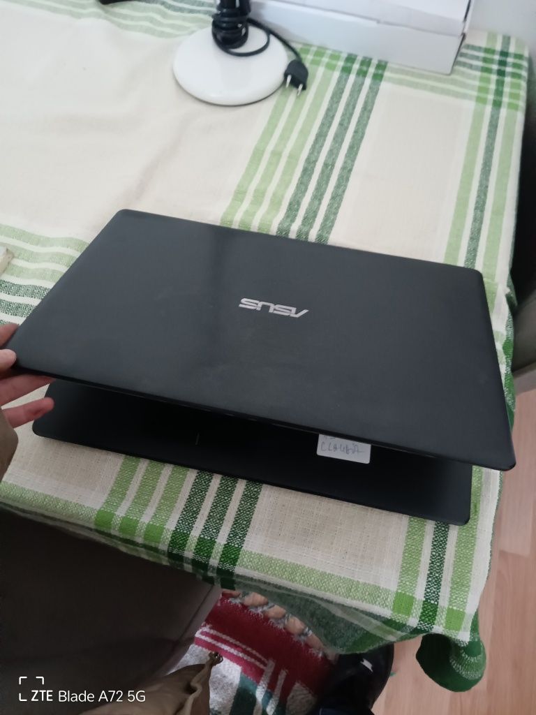 Vând laptop Asus Windows 10