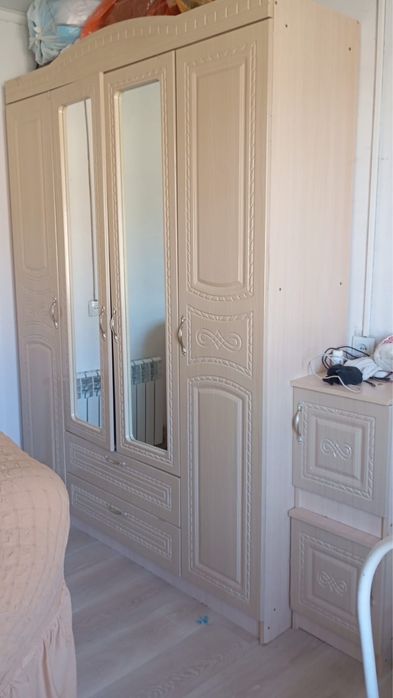 Продается почти новый Шкаф с зеркаломи