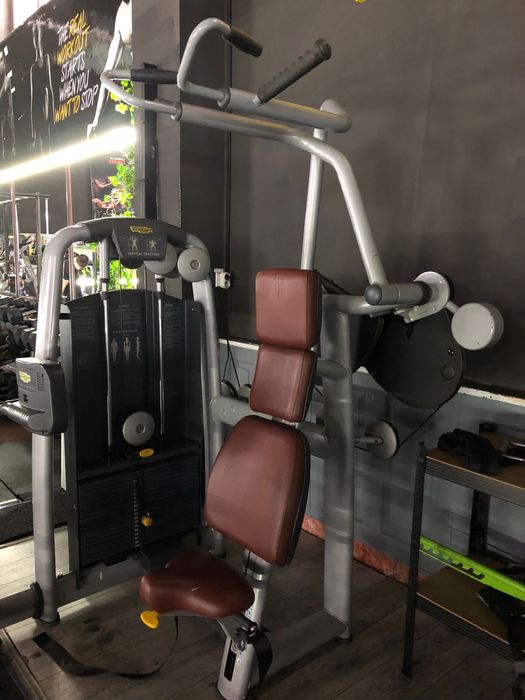 Aparat spate Technogym Vertical Traction