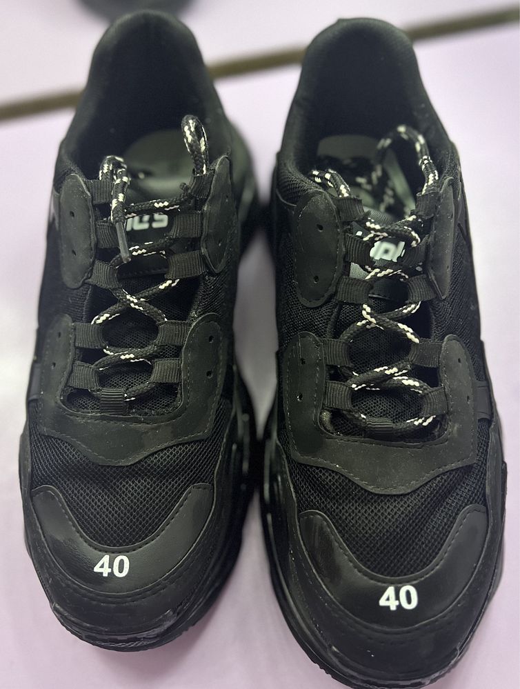 *BALENCIAGA triple s*