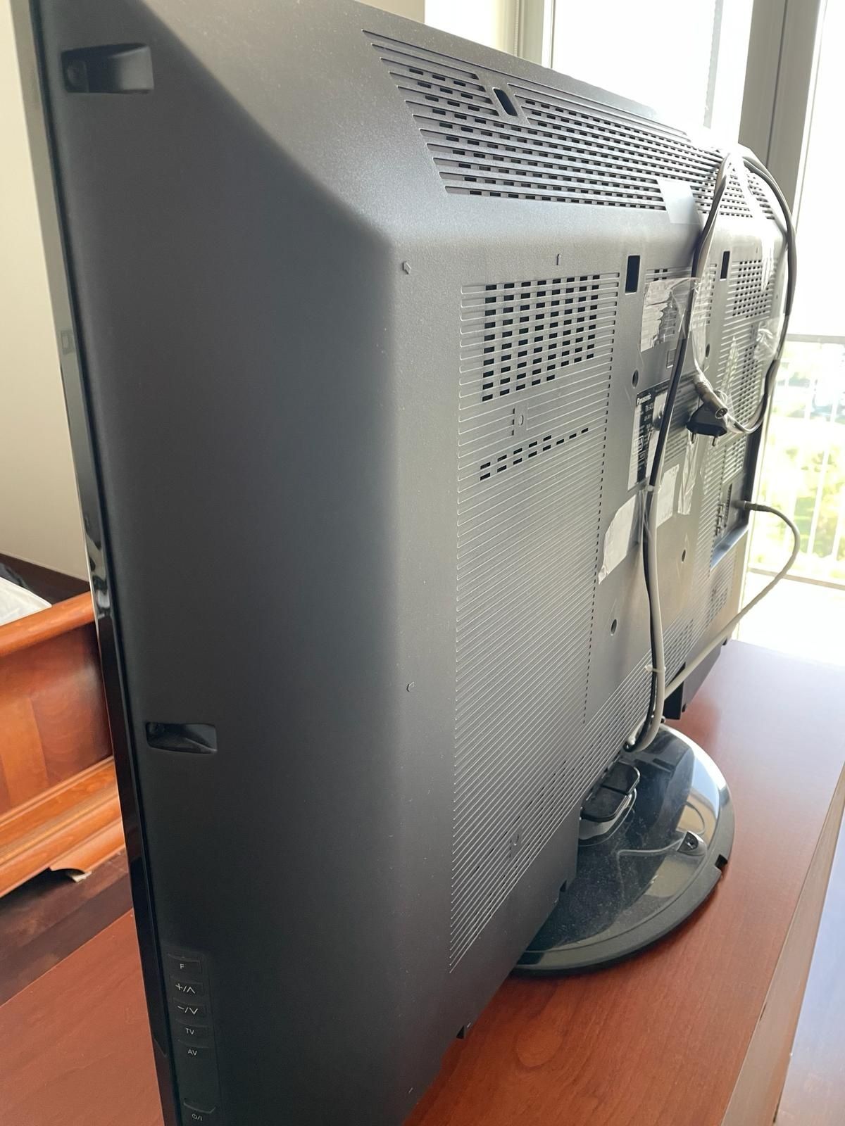 Televizor LCD Panasonic Viera 106cm