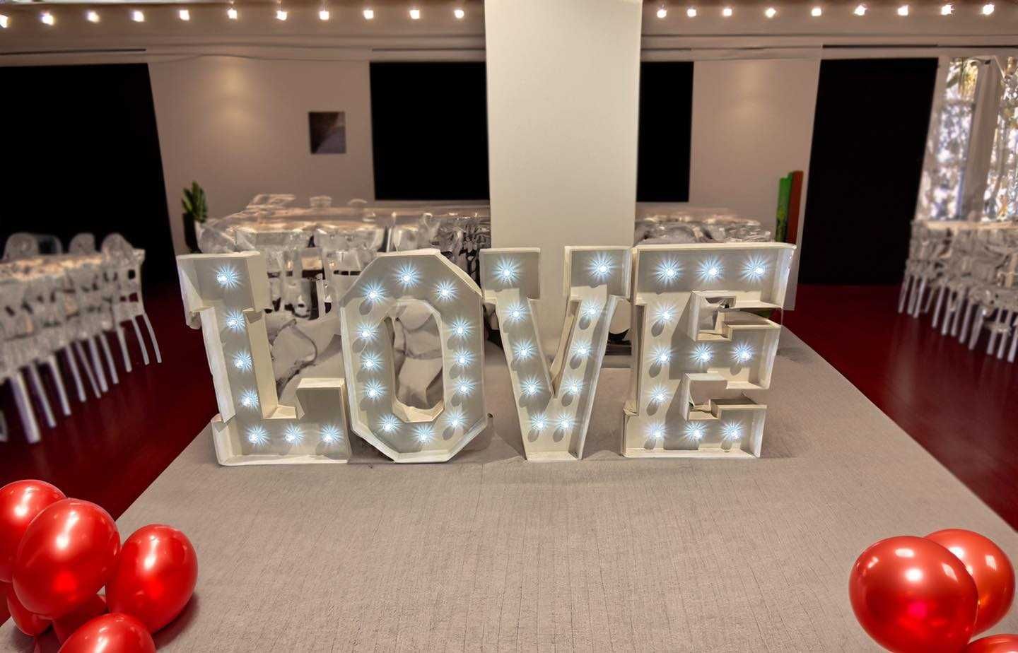 VANZARE Litere volumetrice luminoase LOVE 1,5 m nuntă evenimente