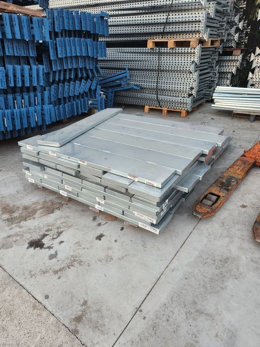 Vând rafturi metalice industriale