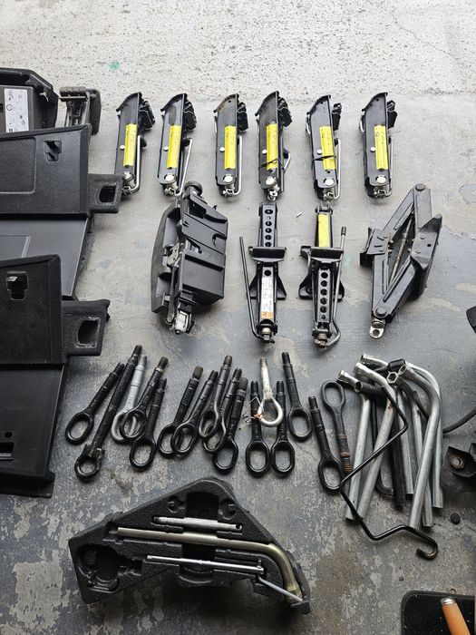 Cric ,cheie,carlig remorcare gama wag ,mercedes, audi,opel