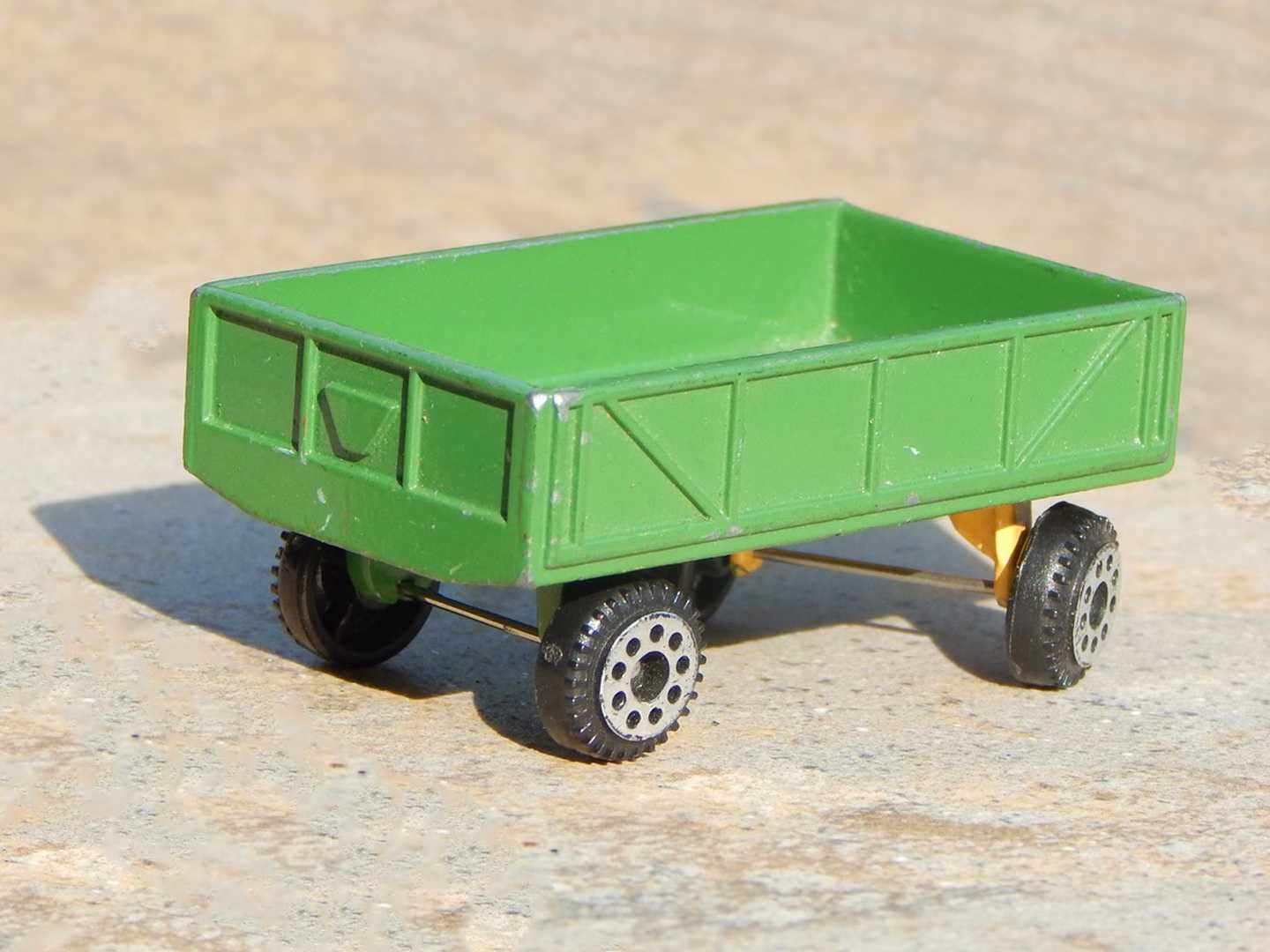 Macheta remorca agricola metalica sc 1:64 cu osie fata mobila Zee Toys