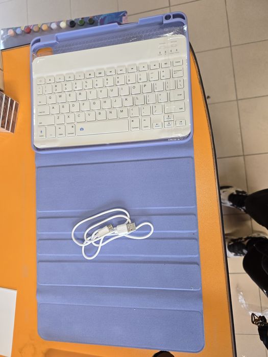 Tastatură + Husă tip Book Cover