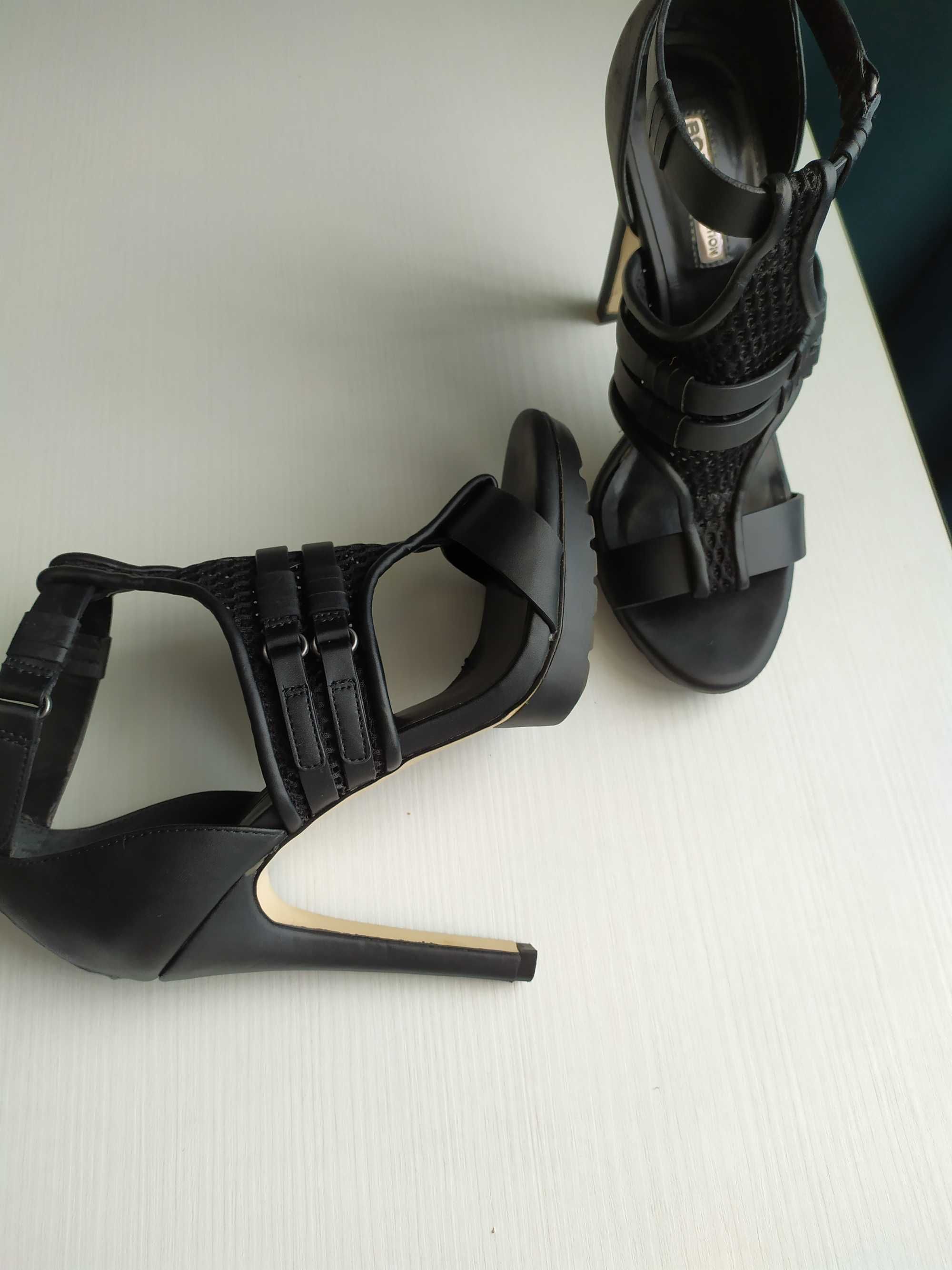 Черни високи обувки на BCBG Maxazria