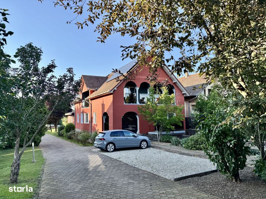 10.000 mp de teren, pădure proprie și o casă generoasă de 540 mp.