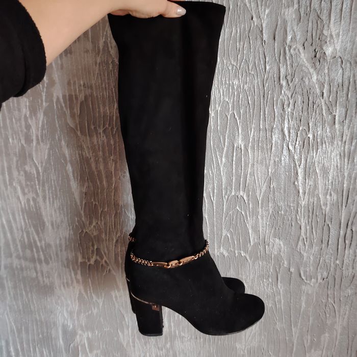 Продам демисезонные замшевые сапоги на каблуке