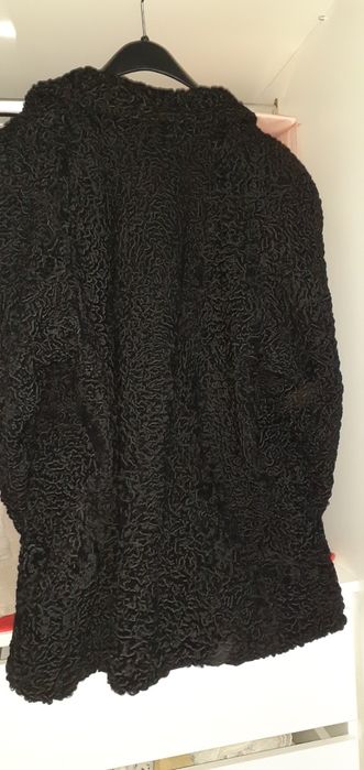 Vând  haină  blană   naturală de astrahan  de culoare negru.
