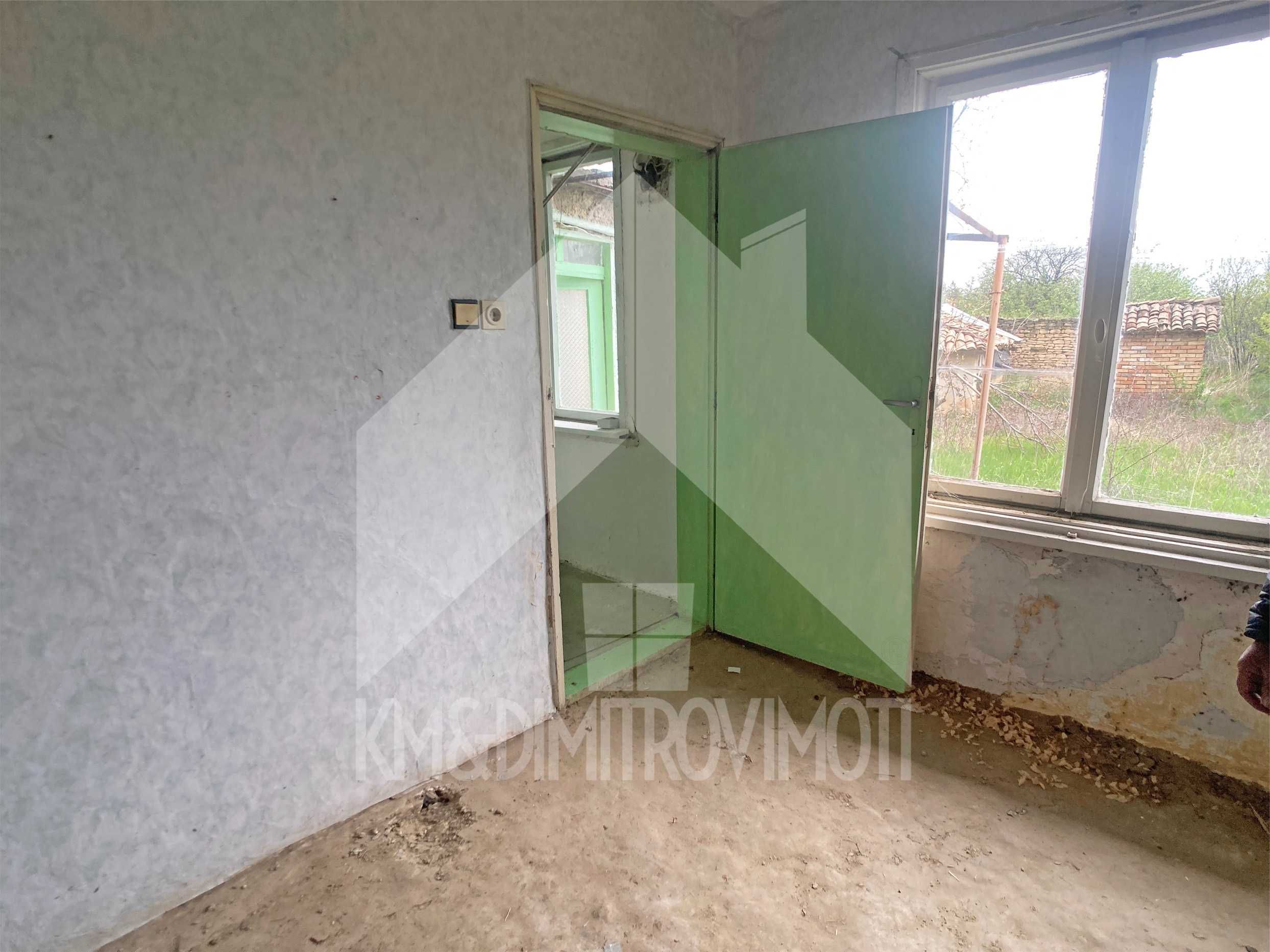 ПРОДАВА тухлена къща с равен 1,2 ДКА ДВОР в с. Мировци (обл. Шумен)