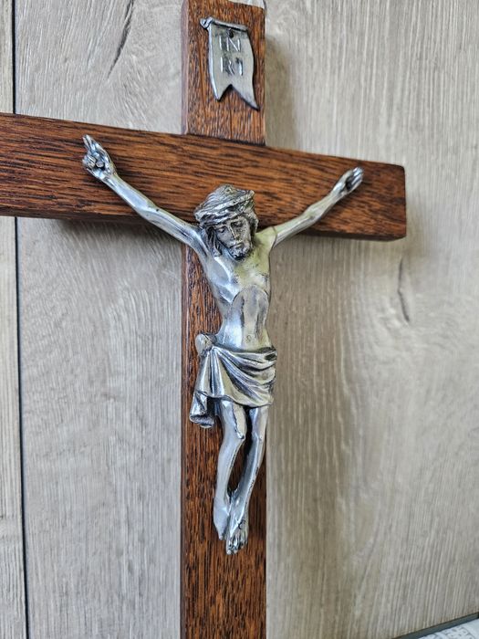 Crucifix ,lemn natural plus metal argintat