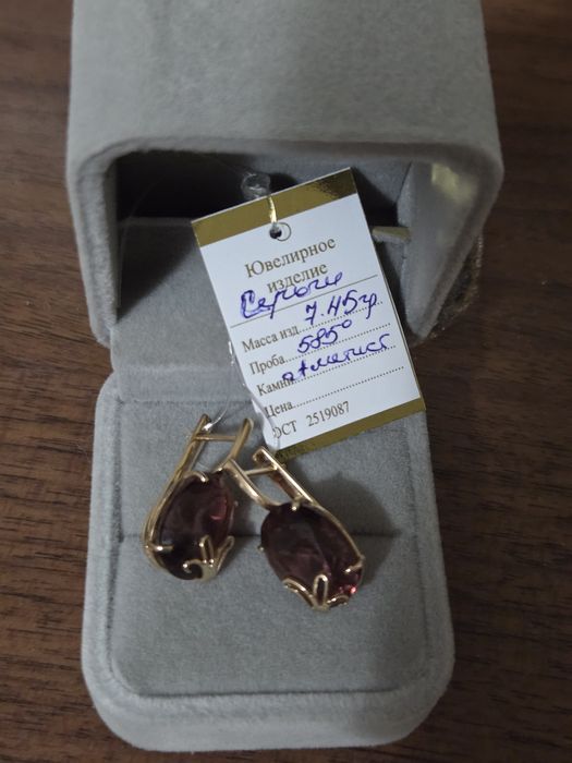 Золотые серьги срочно продам