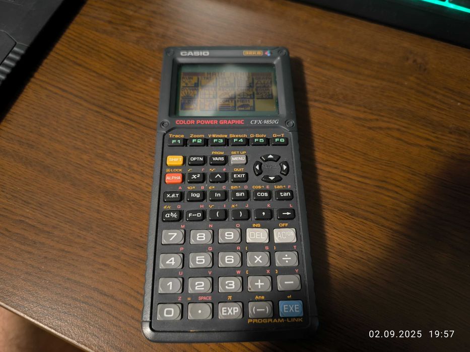 графичен калкулатор CASIO CFX-9850G