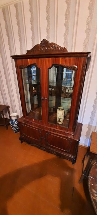 Продам  шкаф и антикварную мебель.