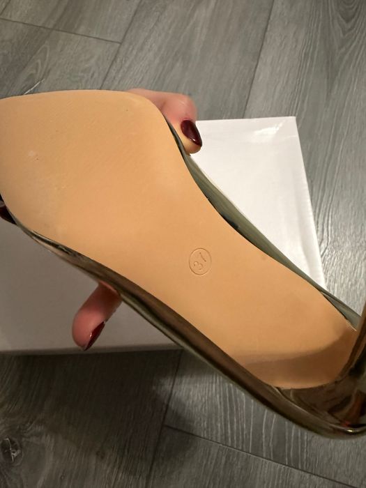 Naomi златни токчета