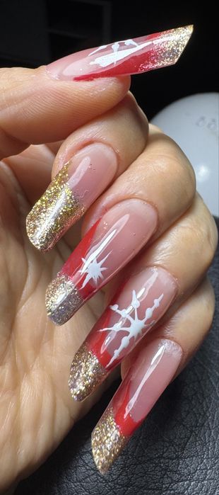 Stilist protezist . Aplic unghii cu gel