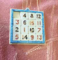 Jucarie romaneasca veche, vintage din plastic cu numere.