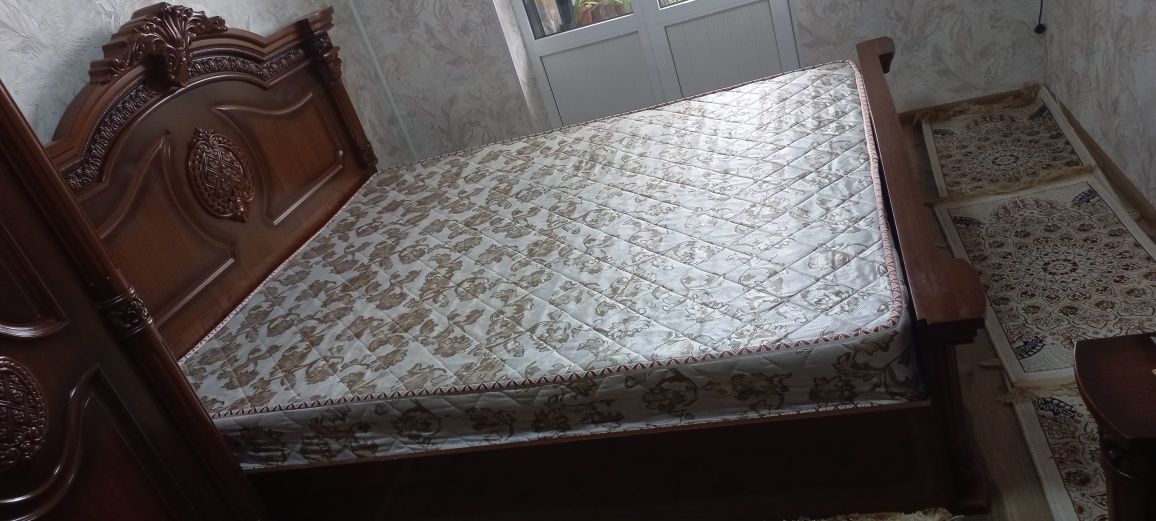 двуспальная кровать
