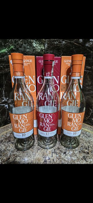 Лот от празни бутилки