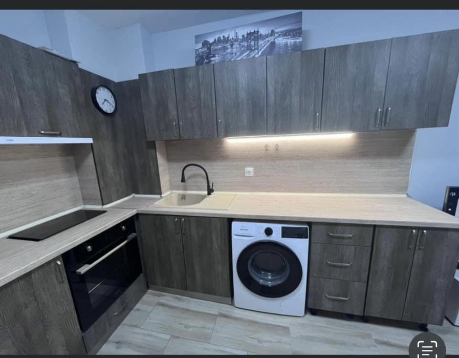 Кухня с горни и долни шкафове