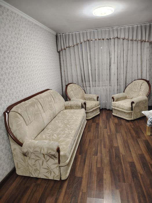 Продам диван раскладной с двумя креслами