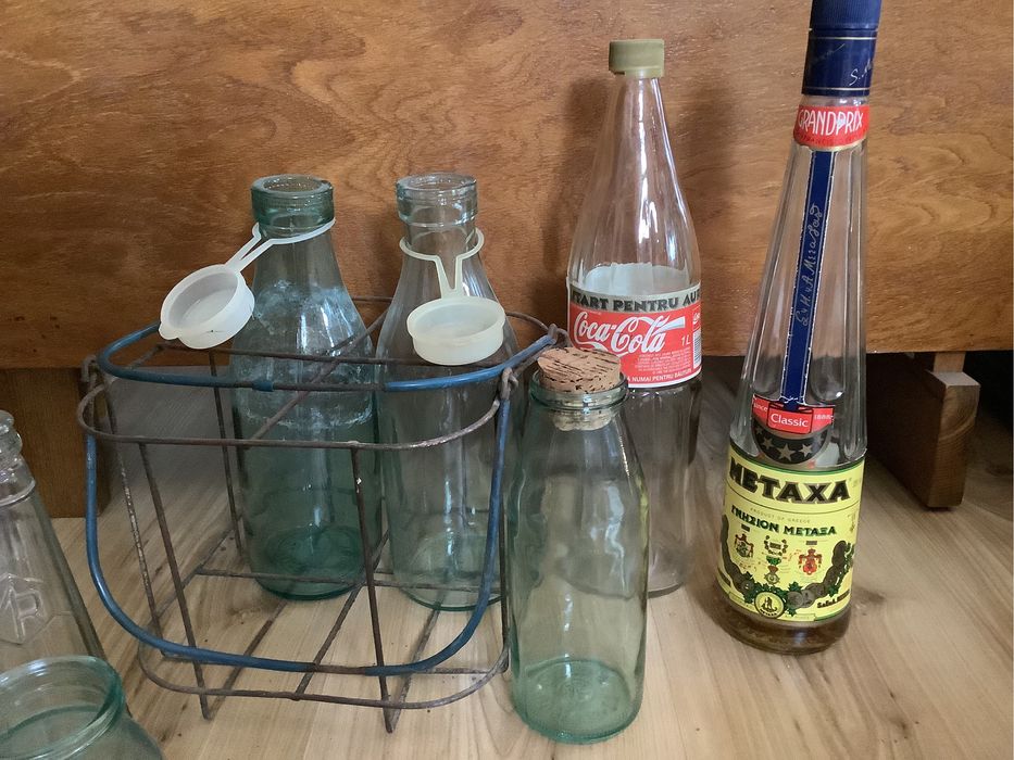 Vand vechi sticle suc, sufertas, masina mac