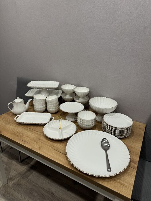 Продам набор посуды, в подарок раннер и салфетки