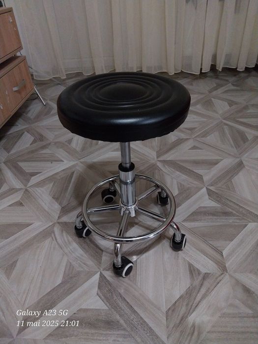 Scaun cu roti/taburet
