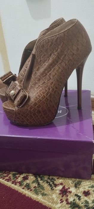 Продам туфли на высоких каблуках.