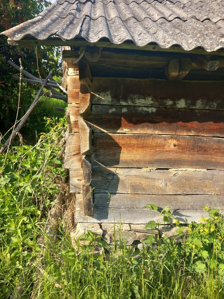 Vând grajd, coteț, lemn vechi