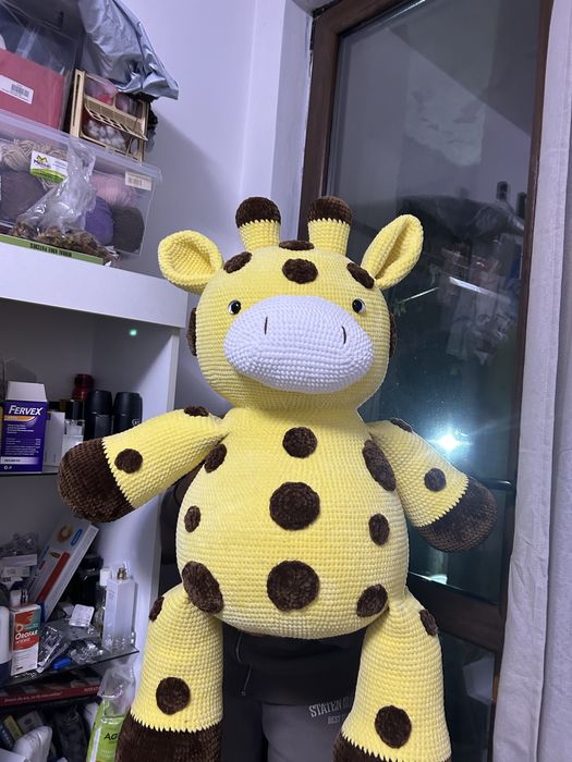 Продавам плетена играчка жираф