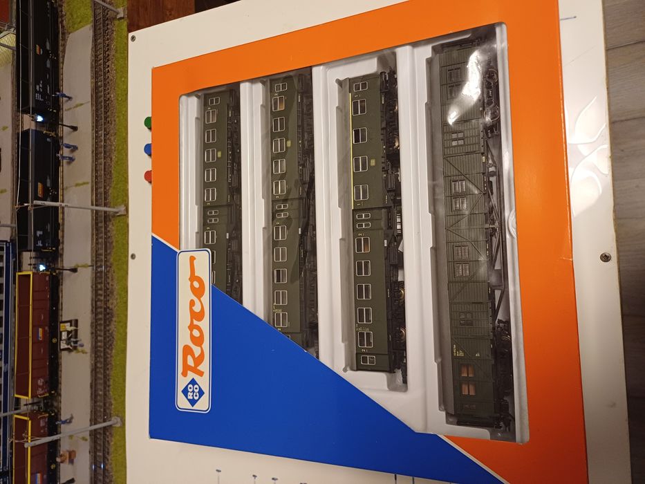 Vând garnitura tren calatori marca Roco, scara HO