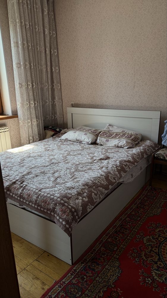 кровать двуспальная с матрасом