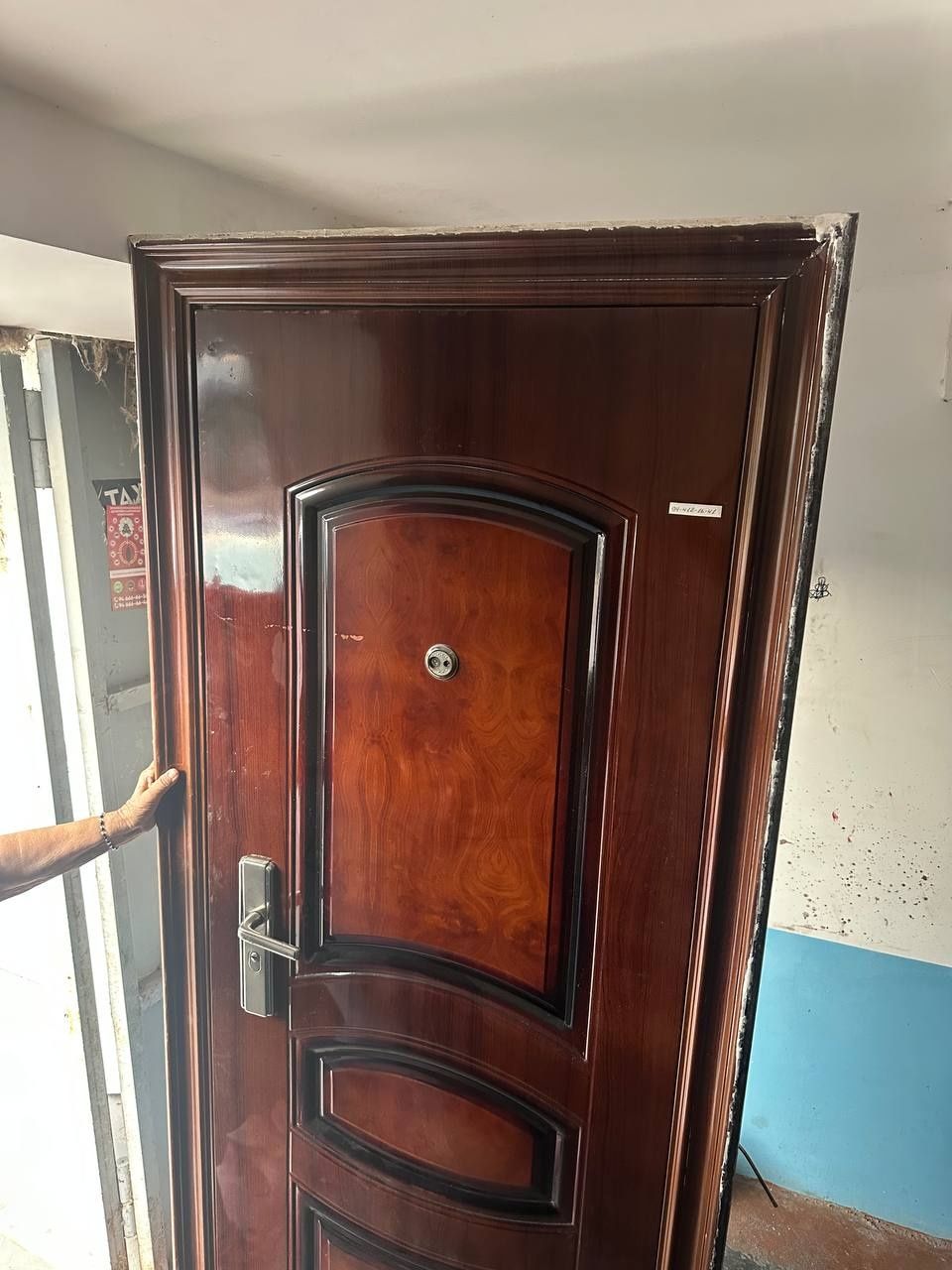 Продаётся двер входная