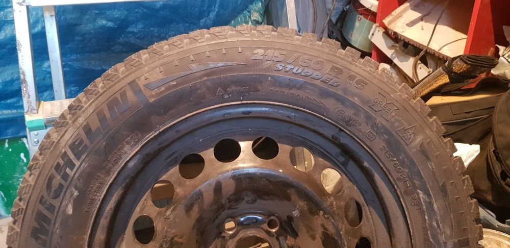 Продам резину ,1 шт на железном диске