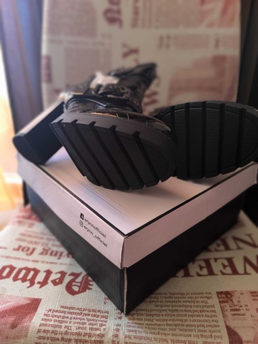 Кожени боти на висок ток