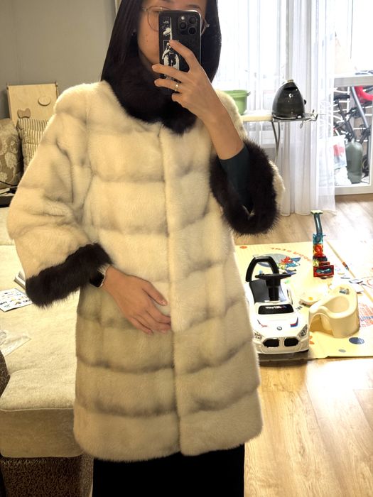 Норковая шуба натуральная поперечка, белая с черным мехом