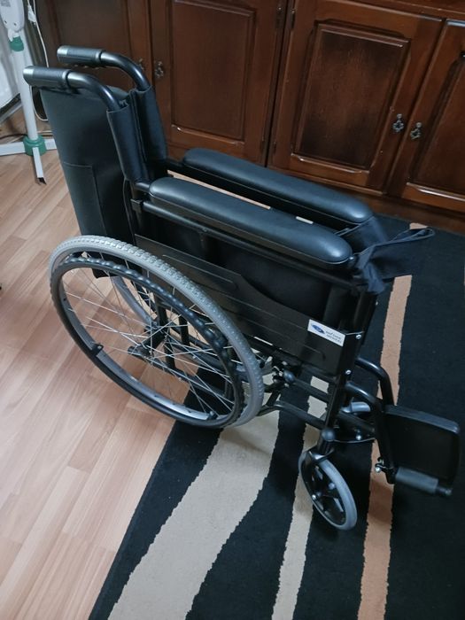 Scaun cu rotile pentru persoane cu dizabilități