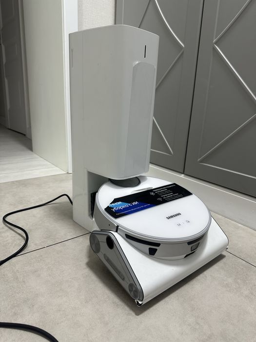 Робот пылесос Samsung с станцией самочистки