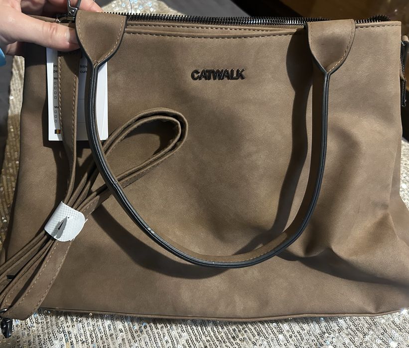 Нова чанта в кафяв цвят с дълга дръжка