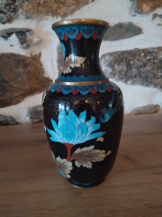 Продавам антикварна ваза бронз месинг клетъчен емайл