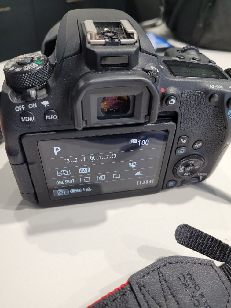 Canon 77d с обективи и подаръци