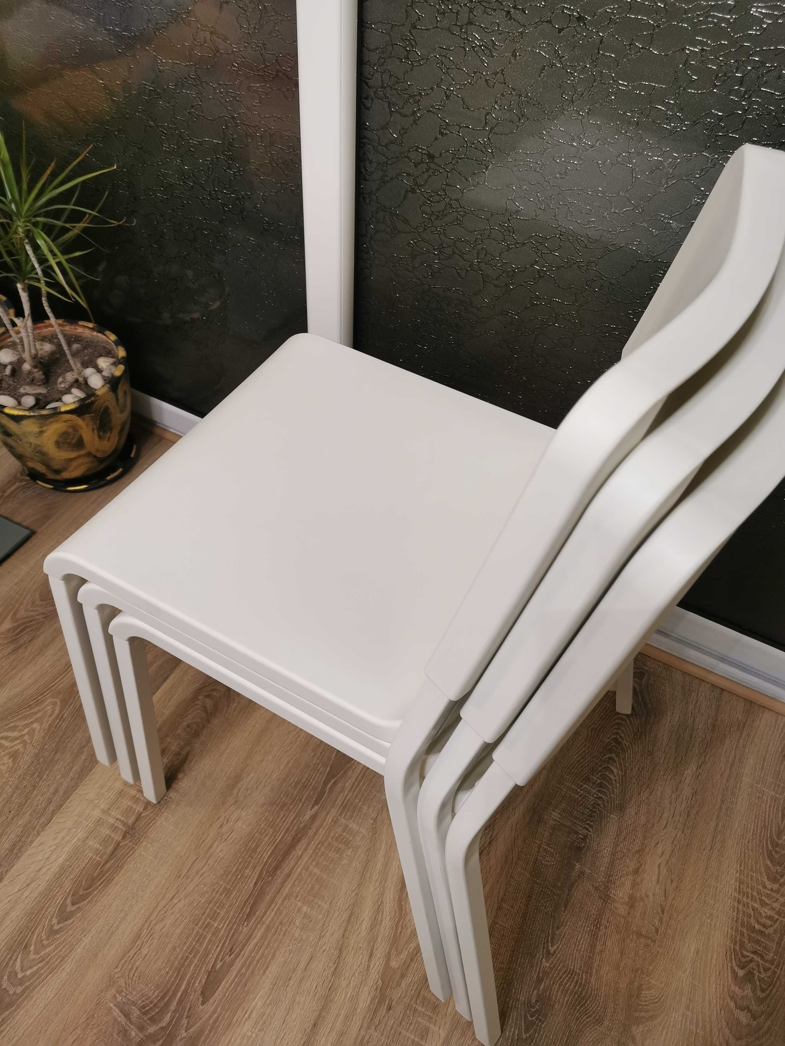 Продавам 3 бели кухненски стола на IKEA