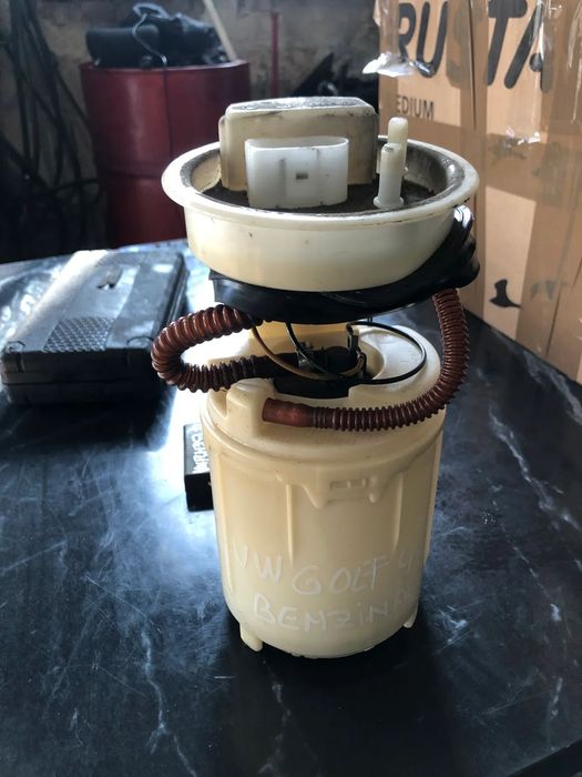 Pompa de benzina rezervor  VW Volkswagen Golf 4 benzina 2002