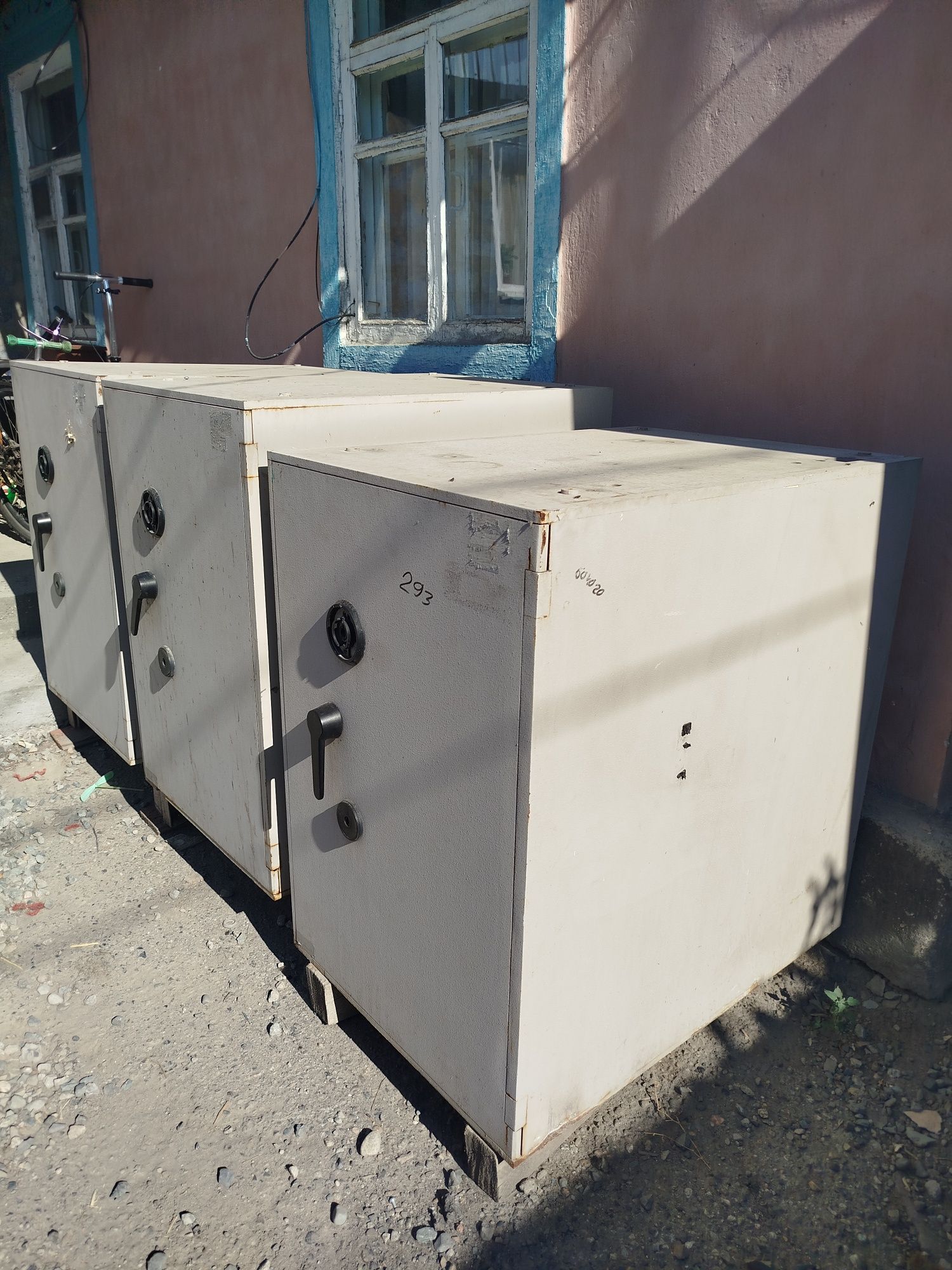 Сейф толстостенный.