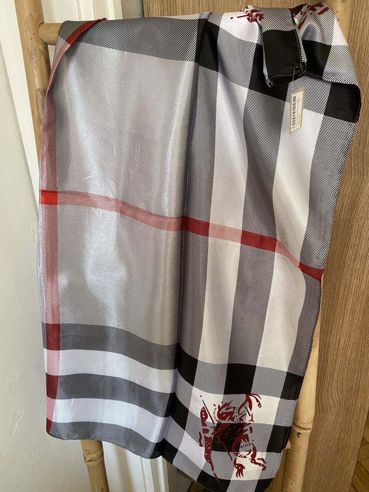 Дамски шал Burberry естествена коприна